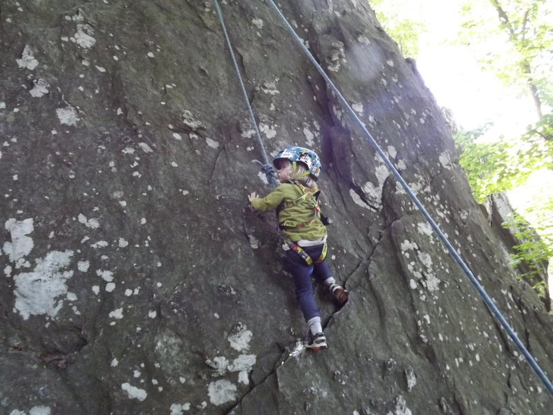This is the beginning traverse of the easy 'groove' route up the Kindergarten face.