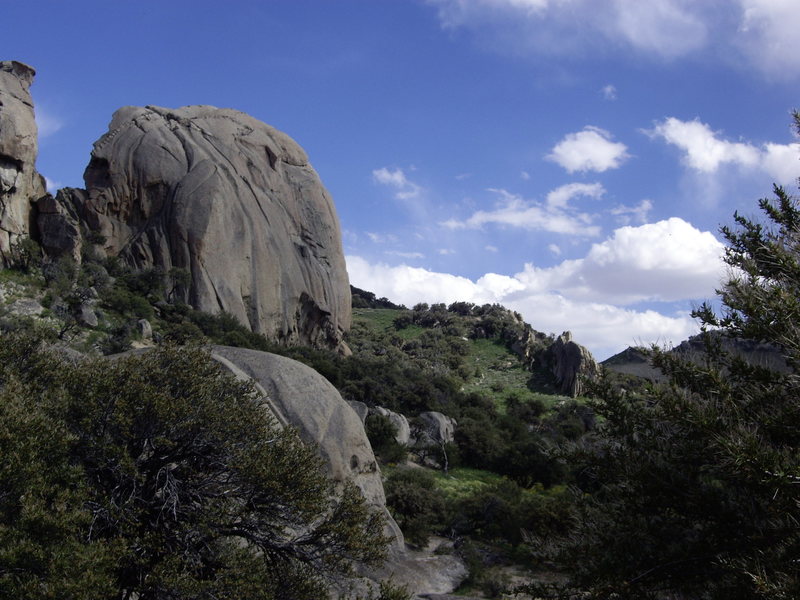 This Southern formation looks like the spot for harder routes. There is an overhanging face full of huecos (and a good crack system) on the south aspect with two large bird nests in it.