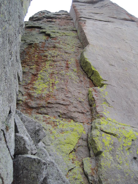 The route starts just right of the gap between Dinka Tower.
