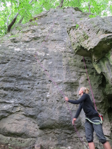 Fanny pulling the rope after her easy onsight of Baum im Rücken.