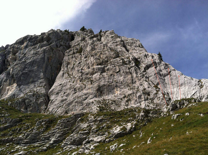 Arrows show the rough position of routes. From left to right: Les forçats; Bois joli; Litteul Kevin. As you can see, there's a lot more to be climbed here!