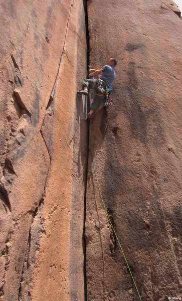 Kevin a third the way up <br>
the ever widening crack<br>
New Mexico Welcome Party (5.11-)