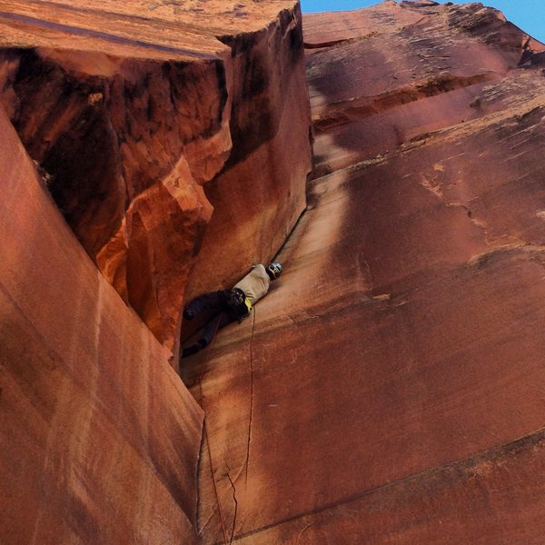 Incredible hand crack