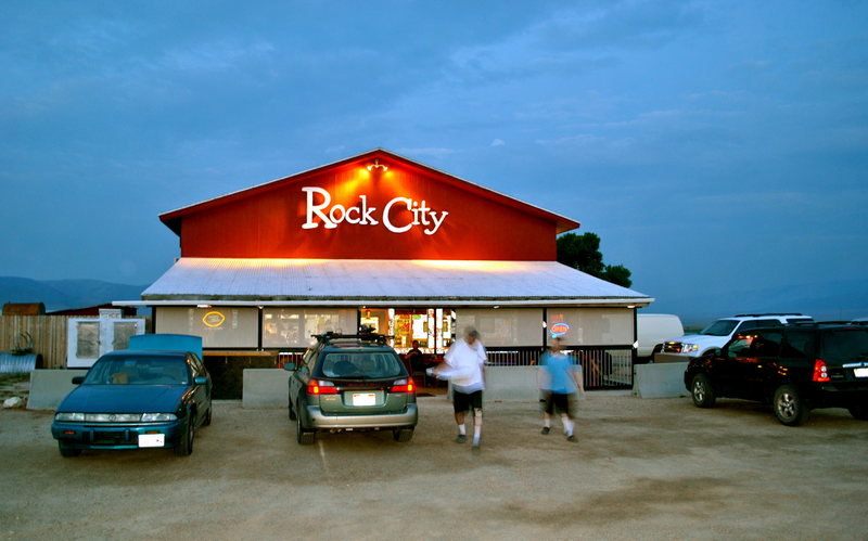 Fast, get this pizza home before it gets cold.<br>
<br>
Everybody loves the 'Rock City'.