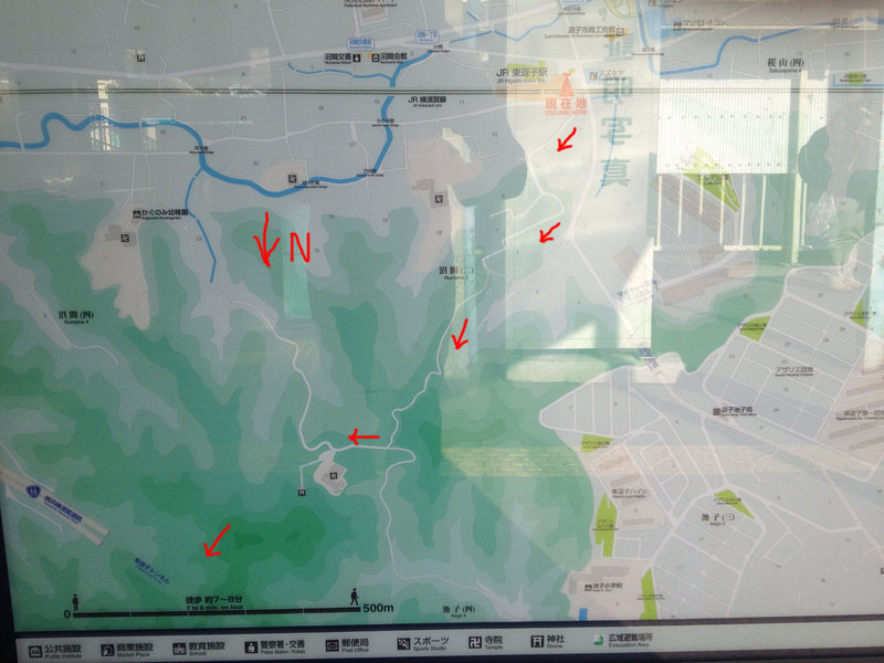 Map available at Higashizushi station. Head up through a residential neighborhood to find the trail that starts next to somebody's house by a big concrete (I think) wall. <br>
<br>
At the toilet go straight. The climbing access trail is not fully shown on this map.