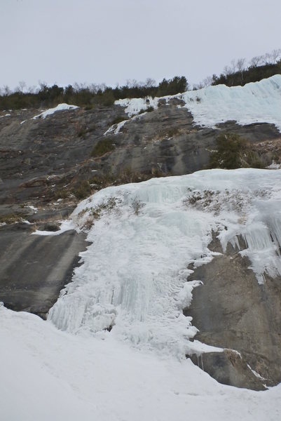Left side start looking thin, i think white stripe is the ice just to the left.