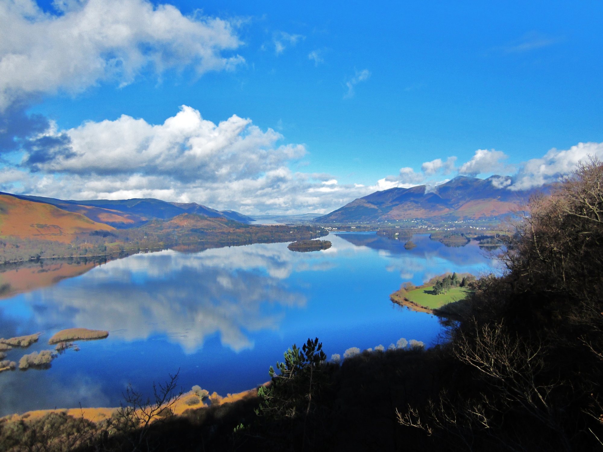 Looking down on Derwentwater Lake in The Borrowdale Valley .. Lake ...