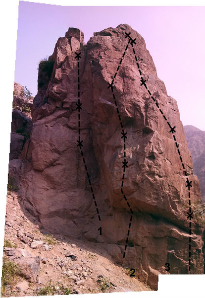 1. El dihedro de la desesperación (5.10 c/d)<br>
2. Dos pájaros (5.11)<br>
3. De un tiro (5.10 b/c)<br>
<br>
La plancha espejo (5.11 a/b) is on the opposite face of this boulder.