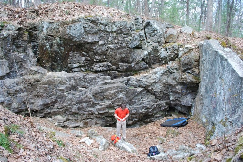 Bouldering in Chelmsford Lime Quarry, Eastern, MA