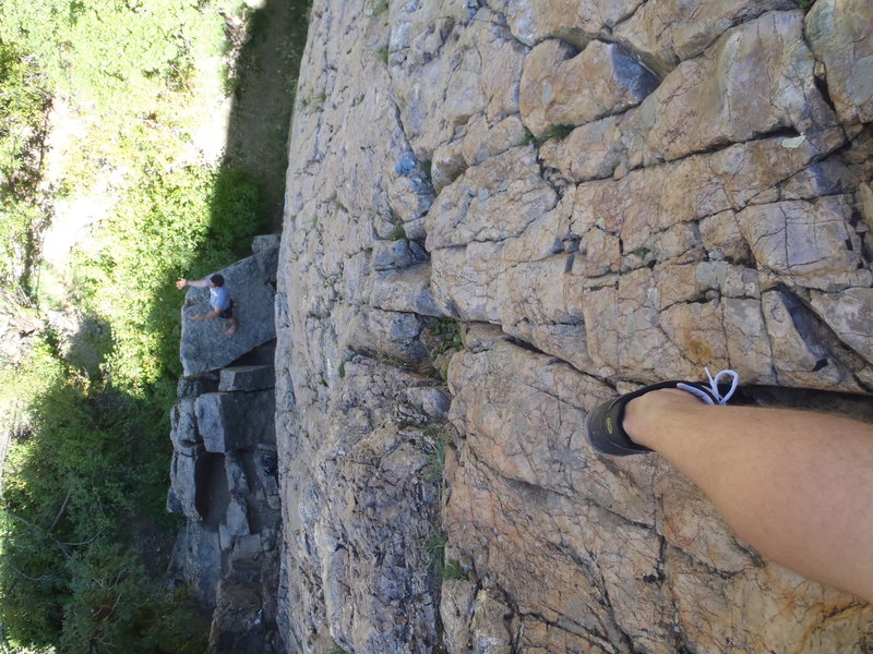 View from the top down. This is a good view of the ledge at the bottom of the climb where you can belay from (although I prefer to belay from the very bottom!).