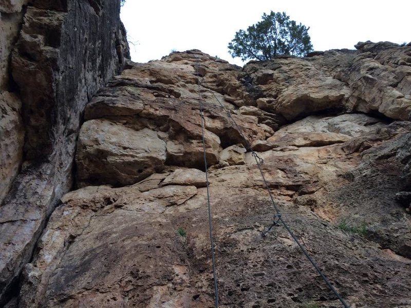 Photo of the route with rope and quickdraws (note: the last quickdraw was cleaned, so it's not in the photo).