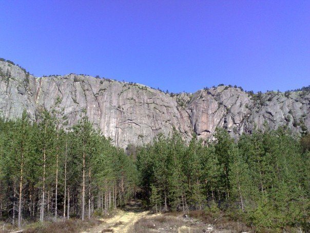 baremlandsfjell, close to nisser lake, 3-5 pitches, star routes are spionfuhrer and harry pothead