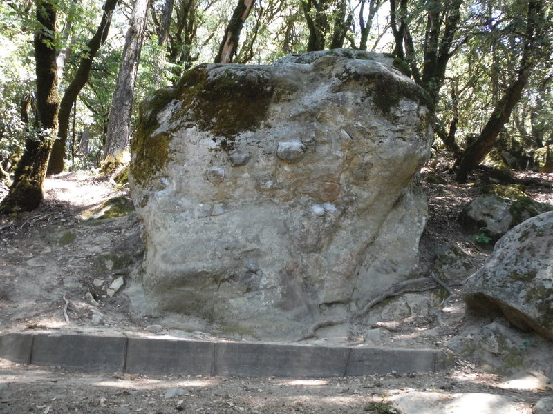 Domino Boulder