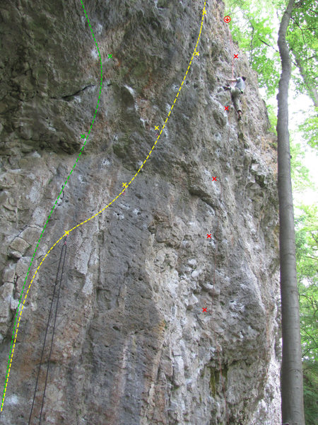 Dezentraler Energiepfad follows the climber's line (red bolts). The yellow line is Erwins Projekt, and green is Hochspannung.