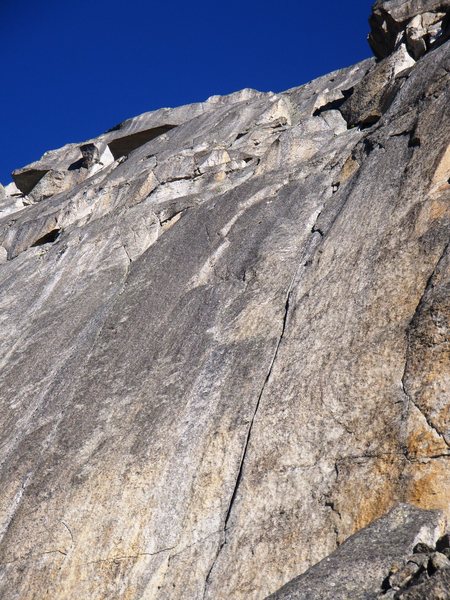 Signature pitches two and three of the route, following the pronounced crack line up the middle of the headwall