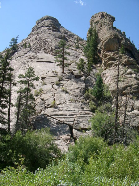 Here's a zoomed out view of the far-right easy slab. To the left is a smooth slab with a left-facing dihedral. It's pretty easy to walk up to a place to make a TR anchor.