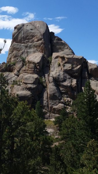 Unknown rock feature southwest of Granite Springs Rd. and South of the Cow Creek Trail. Anyone know what this is called or if there are routes on it?