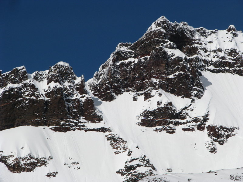 The Eleven O'clock Gully in deep snow conditions, cuts diagonally up and left to the notch. It would have been a good ski run if I hadn't just seen a massive slab avalanche to its right.