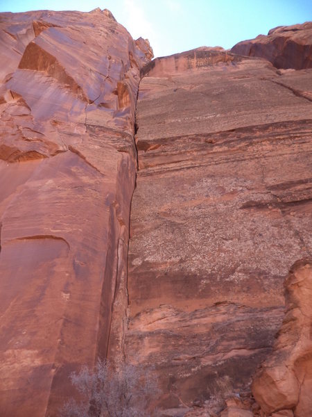 Plenty of IC cracks nearby. Bring all your hand crack cams for this one.