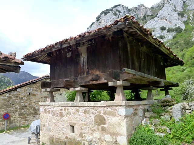 Ancient house design for grain storage at El Llano in Valle de Quirós