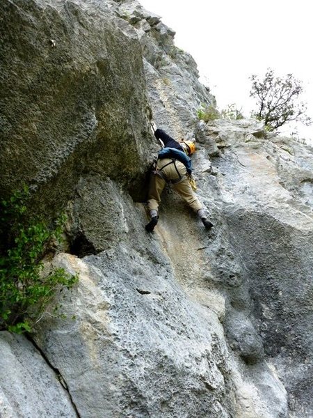 Negotiating the awkward steep bit on the second pitch of Los Elfos.