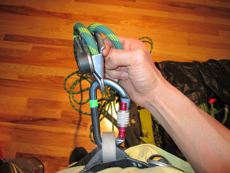 Making the "pinch method" (belaying with a Grigri) safer?