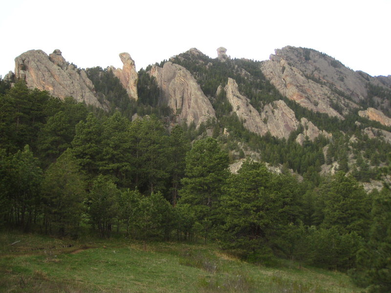Jamcrack Spire, Maiden, Fatiron, Devil's Thumb (on ridge), Icarus (below Thumb), Icarus "north", Flying Flatiron, Devil's Advocate, Tiny Tower, Wings North, etc.