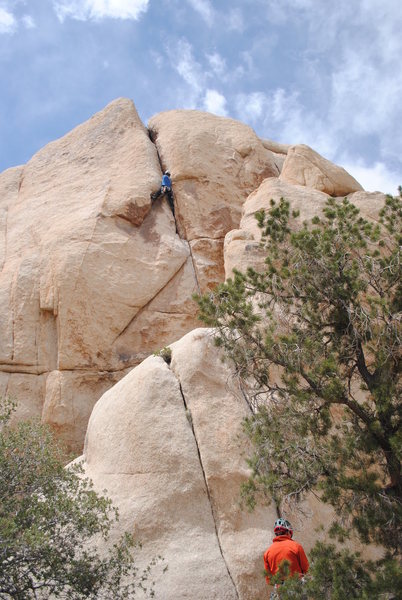 Rob, cruising the upper section while his belay scans the guide for the next route.
