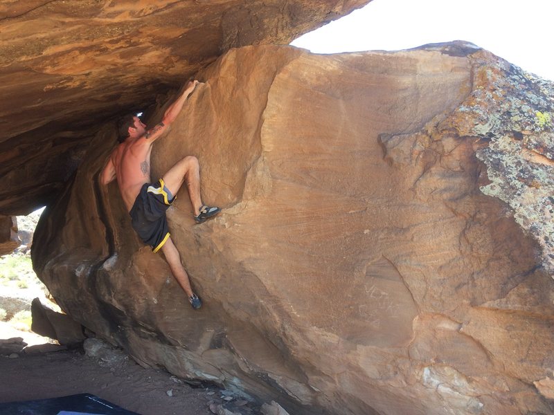 Start under an prodominant black streak and move up and right. Big moves, 2 heel hooks, and enjoy why it is called "cave mouse" at the top.. Super fun V3!