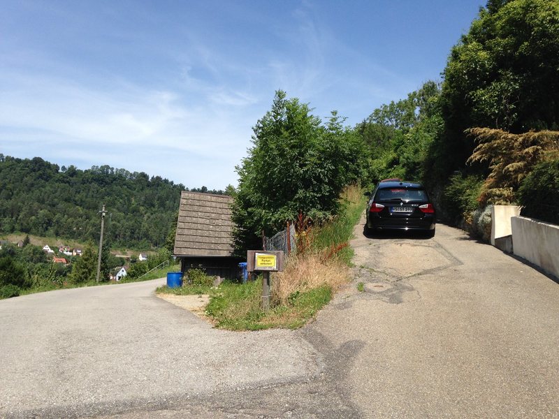 Approach to Bollerfels. Veer right at this fork and continue until road turns into dirt path. Parking is not allowed here.