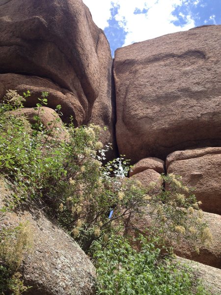 A closer view of the crack.