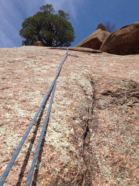 The upper slab and the end of the crack.