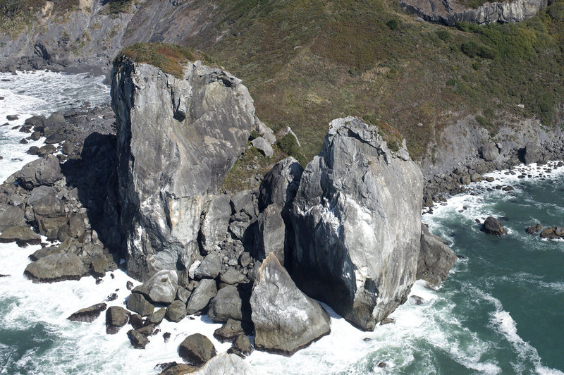 Aerial photo of the Footsteps, photographed by the California Coastal Records Project. Copyright © 2009 Kenneth & Gabrielle Adelman.<br>
<br>
http://www.californiacoastline.org/cgi-bin/image.cgi?image=200900483&mode=big&lastmode=timecompare&flags=0&year=2009