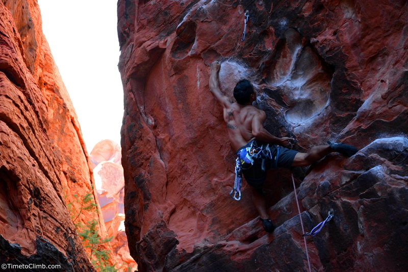 Kevin Santos pulling the rope to make the clip<br>
Link - http://www.timetoclimb.com/climbing/the-black-corridor-sport-climbing-in-red-rock/
