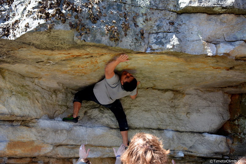 Kevin Dumapit reaching for the lip on Andrew's Roof<br>
Link - http://www.timetoclimb.com/timetoclimb-america/the-timetoclimb-america-tour-the-gunks/