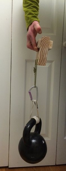 finger block in action - note that the weight has to be hung on the same side as the rung you want to hang