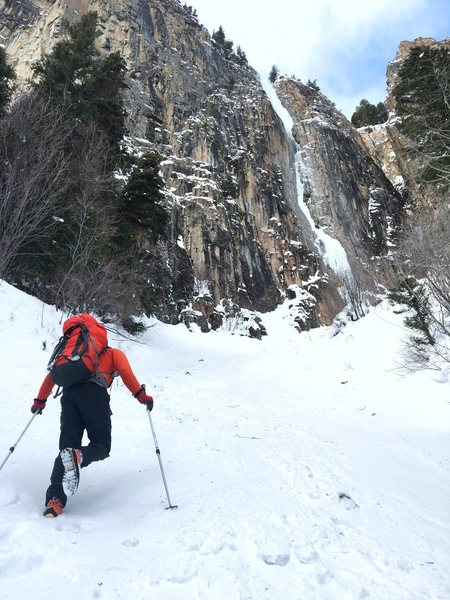 Dan Hughes on the last leg of the approach. Ames Ice Hose looms in the background.
