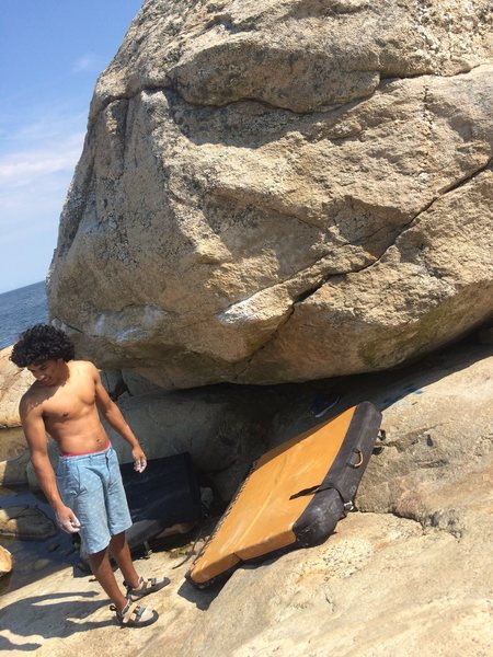 Front face of the Black Point boulder.<br>
Left of the start to Another Word for Pirate's Treasure with Raymond Reyes