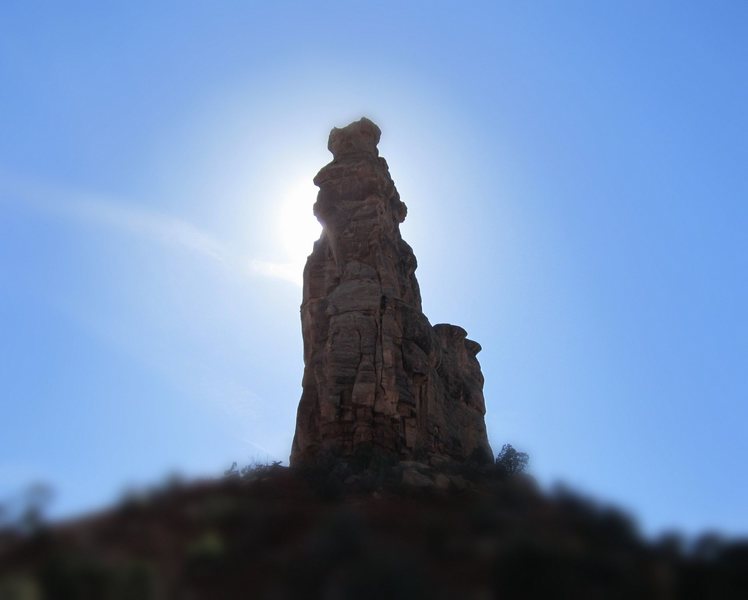 Beautiful shot of the sun behind Independence Monument.