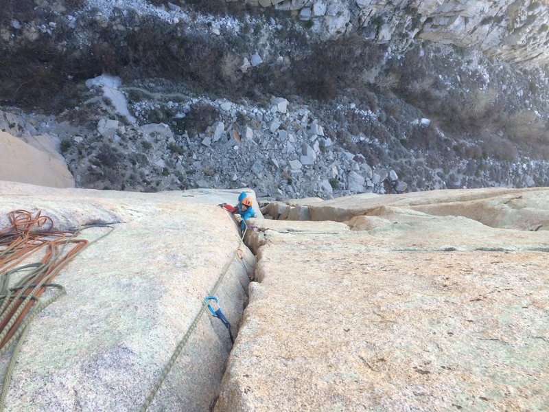P3 Belay. Emerging from the chimney crack transition crux. Splitter alert!