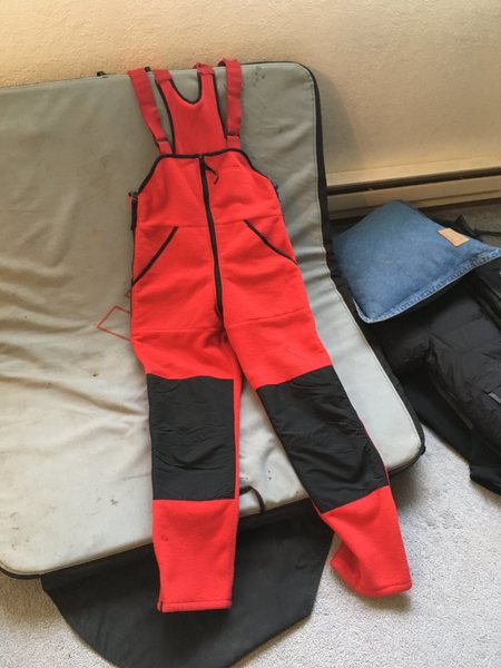 Marmot Fleece bibs. Size Medium ( fits larger than Medium). Bought used.sale for 20$ OBO
