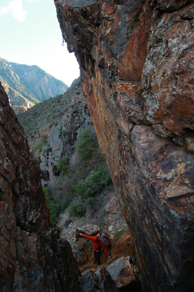 Profile of the route with draws hung. The chains are reached after manteling above the small roof.
