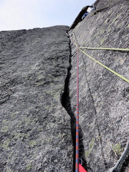 5.9 hand crack on Pitch 3 of the lower North Ridge. (and what not to do with the ropes...)