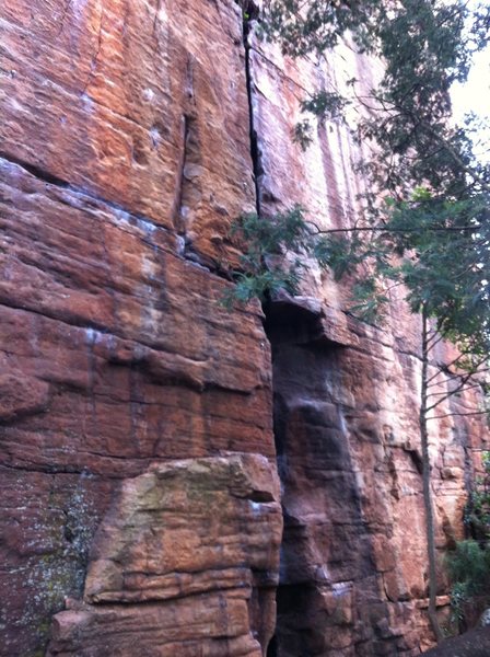 Clearly defined crack above the initial block.