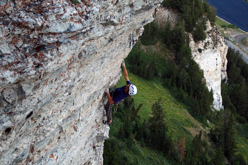 Otto at the upper crux with the Clamshell/East Hellgate in the background. Garrett Bentley photo