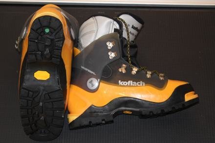 Mine look just like these. They are 12.5 US and aside from a few scratches in excellent condition. Not sure if they will work. They are the first gen Koflach Arctic Vertecal