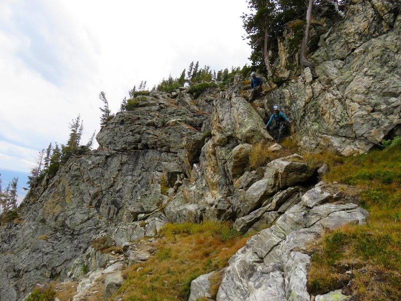 Descending the SE Ridge / Lake Ledges route down to Amphitheater Lake. There are some cliffs to navigate on the way down to Amphitheater Lake, but mostly 3rd and just a bit of 4th and one rappel (probably avoidable). We could not find the chockstone chimney of the SE Ridge route (although we did not try too hard to look for it); it is possible we descended the Lake Ledges route instead.