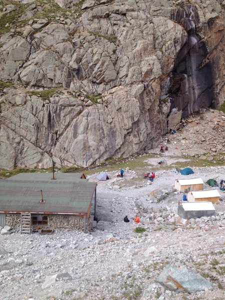 Bolted crag, next to the Ratsak Hut. A top rope can be dropped from two bolted anchors on the first ledge. Scramble up a third class slope to the left of the photo to reach the ledge and traverse across until you reach the anchors.