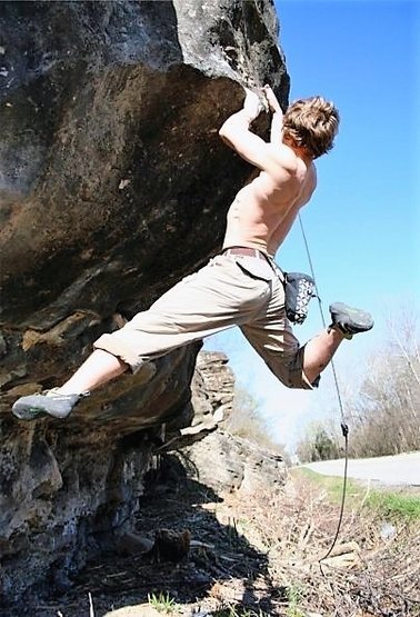 Attempting "Roadkill" at the Roadside area. Easily one of the coolest V8/9 in all the Ozarks. Thanks Everett Pauls for the Pic, and props to Nick Chavez for the FA!