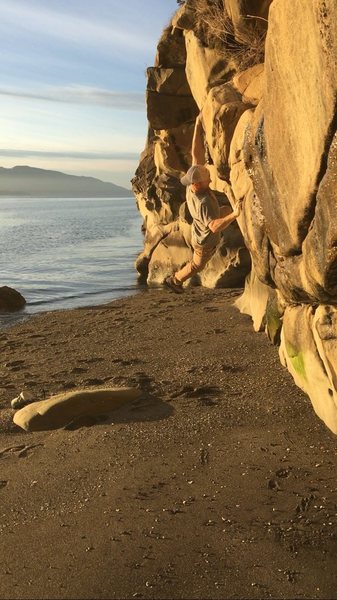 Clayton Beach<br>
Fun little face climb I tried as a dyno. Topout is a bit muddy.